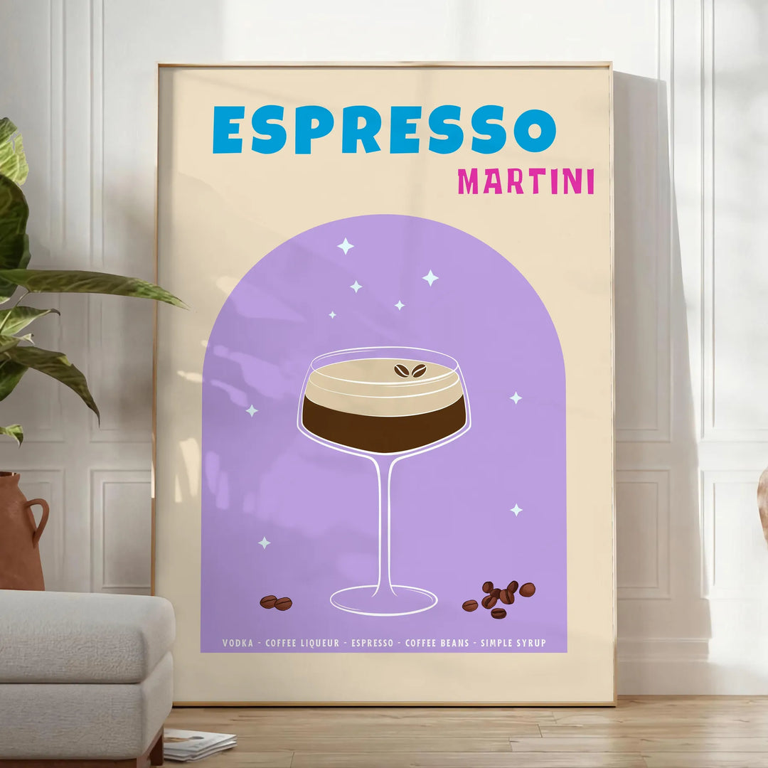 Eine ausdrucksstarke Illustration eines Espresso Martini Cocktails in blauen und lila Tönen - in einem hellen minimalistischen Raum mit Pflanze und Sessel