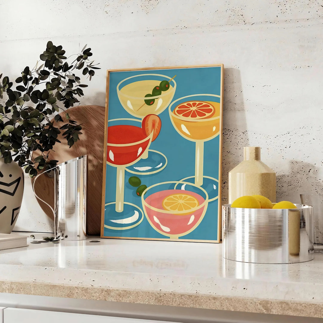 una vivace scena di festa di cocktail con tonalità calde di marrone e arancione - su un piano con eucalipto e una ciotola di limoni