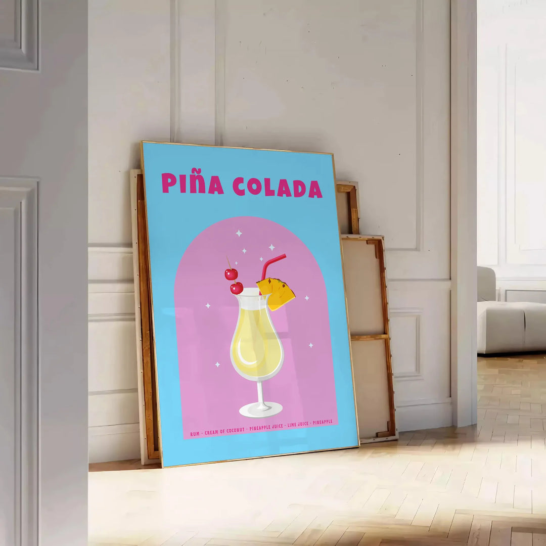 Affiche vibrante teintes marron orange exotisme cocktail Piña Colada espace cadeau une version cadre œuvre unique - posée sur un parquet à chevrons contre un mur à moulures