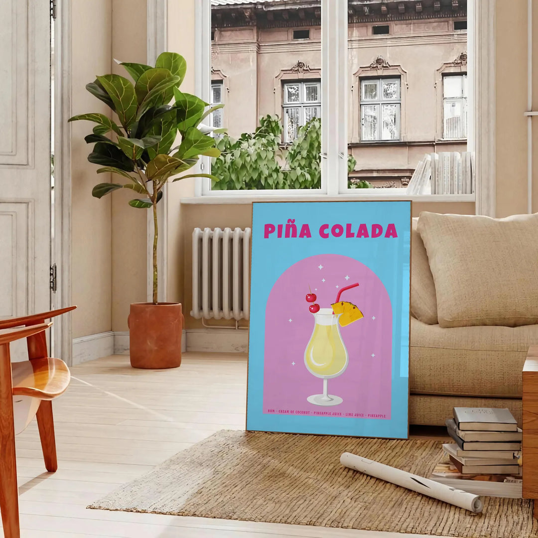 Affiche vibrante teintes marron orange exotisme cocktail Piña Colada espace cadeau une version cadre œuvre unique - dans un salon parisien avec canapé et ficus