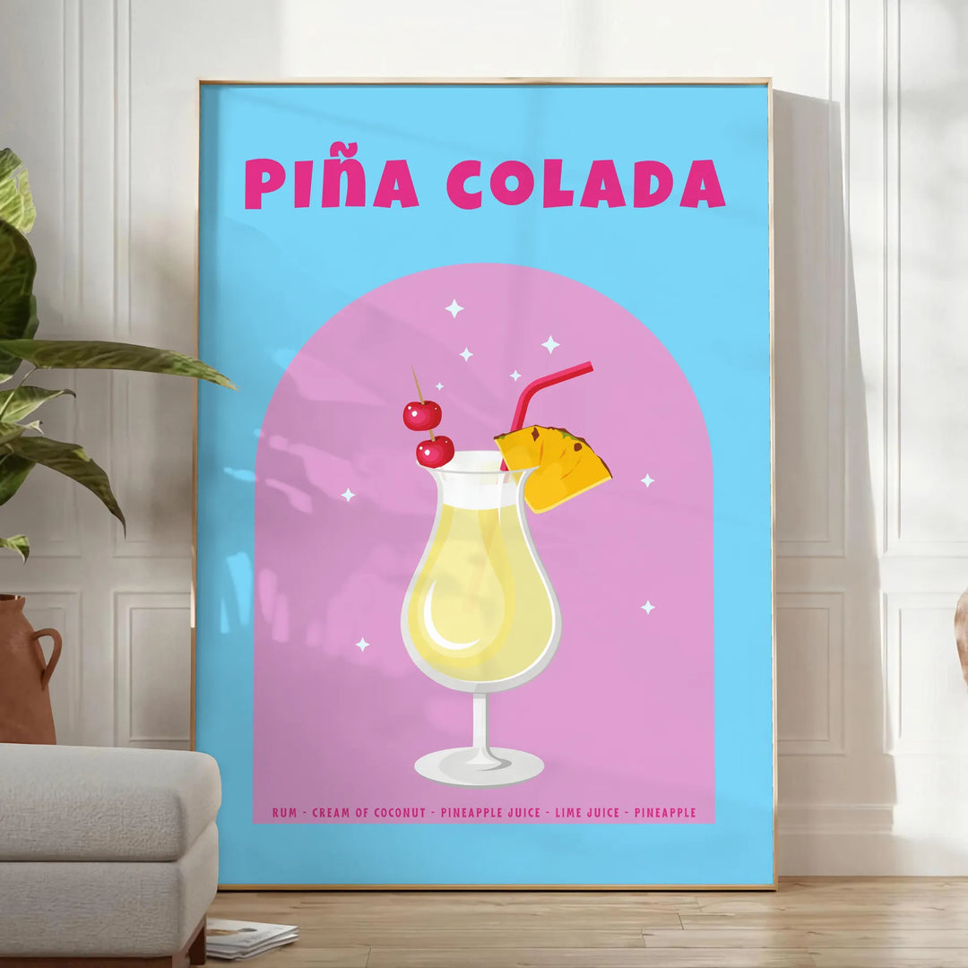 Affiche vibrante teintes marron orange exotisme cocktail Piña Colada espace cadeau une version cadre œuvre unique - dans une pièce lumineuse épurée avec plante et fauteuil