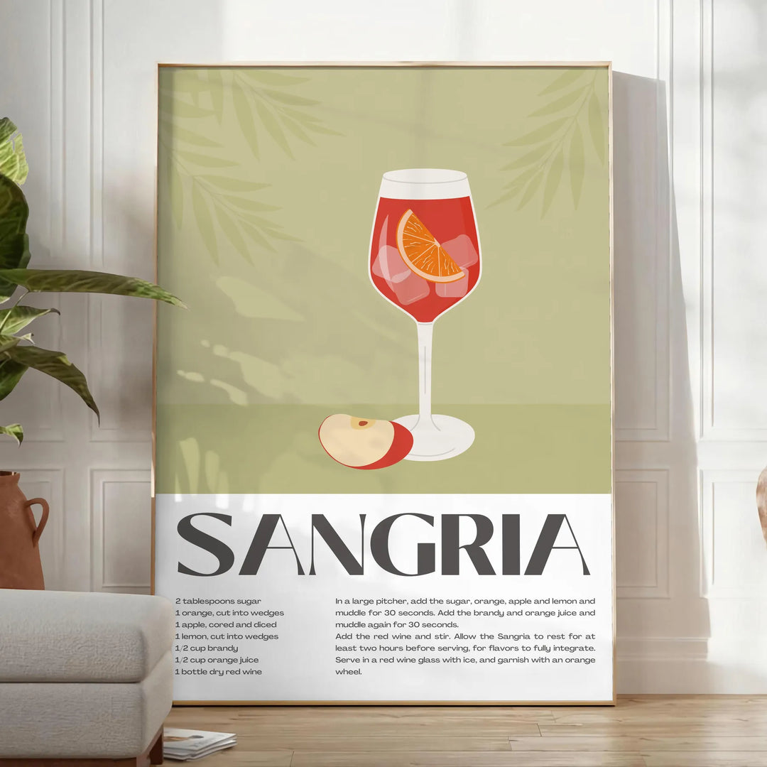 Krāsains attēls ar sangrijas kokteili un augļiem, modernā stilā - gaišā minimālistiskā istabā ar augu un atzveltnes krēslu