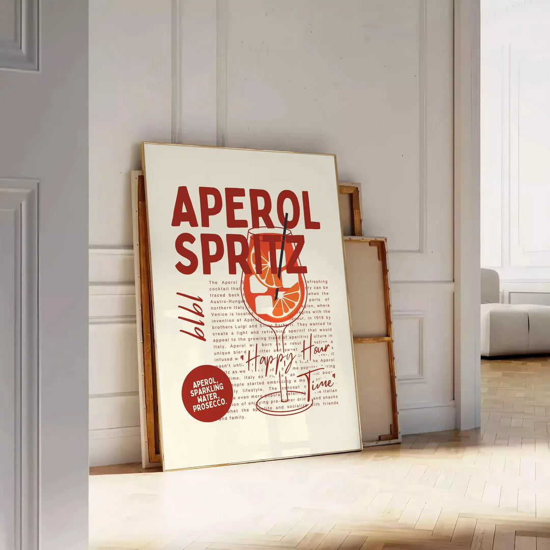 Une illustration de cocktail spritz dans des tons gris et rouges - posée sur un parquet à chevrons contre un mur à moulures