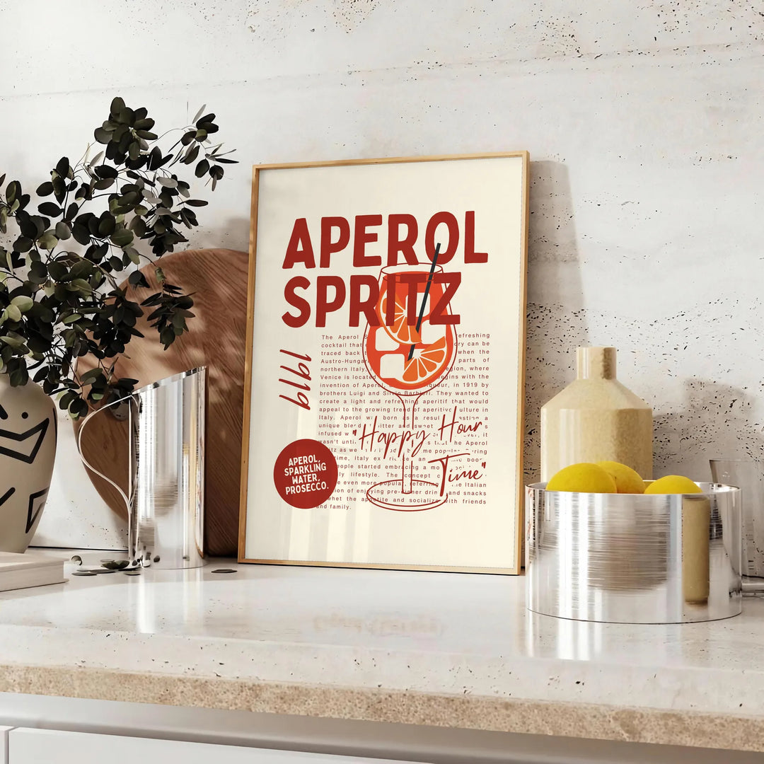 Une illustration de cocktail spritz dans des tons gris et rouges - sur un plan de travail avec eucalyptus et coupe de citrons
