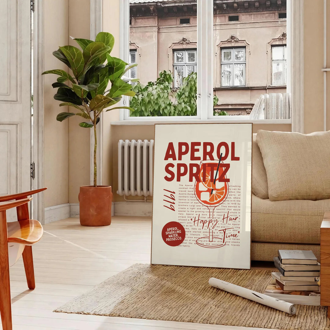 Une illustration de cocktail spritz dans des tons gris et rouges - dans un salon parisien avec canapé et ficus