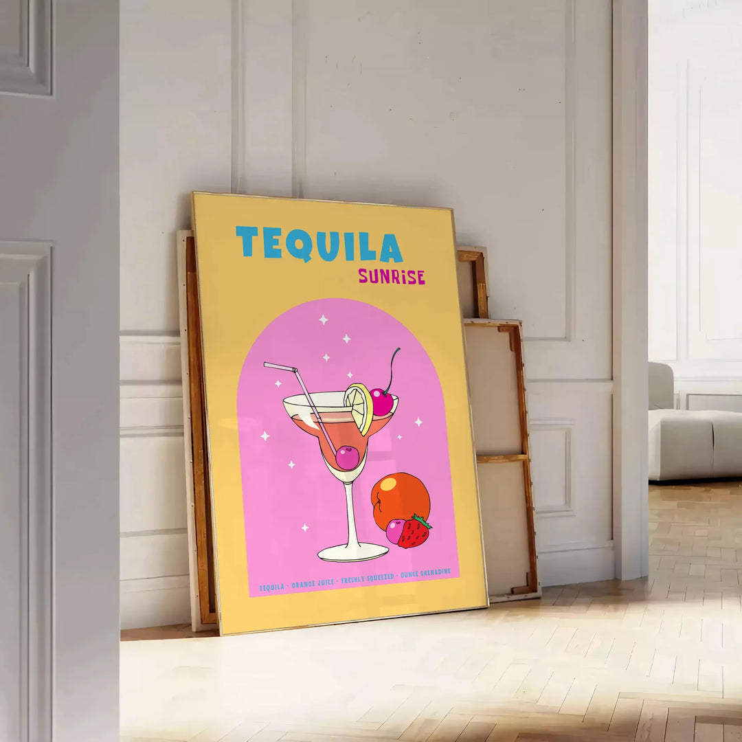 illustrazione di un cocktail Tequila Sunrise con sfumature di arancione e giallo - appoggiato su un pavimento a spina di pesce contro una parete a pannelli