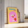 illustrazione di un cocktail Tequila Sunrise con sfumature di arancione e giallo - appoggiato su un pavimento a spina di pesce contro una parete a pannelli