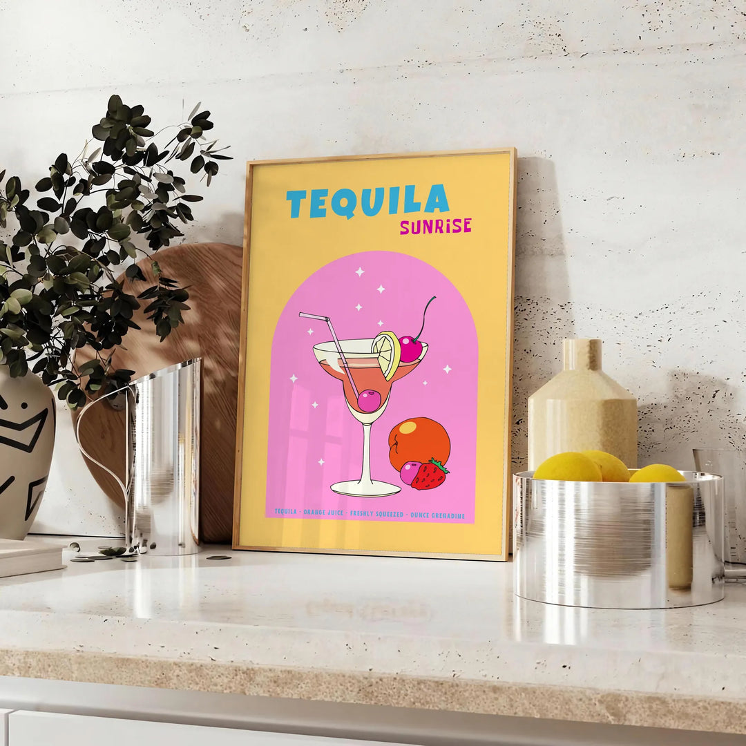 illustrazione di un cocktail Tequila Sunrise con sfumature di arancione e giallo - su un piano con eucalipto e una ciotola di limoni