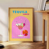illustrazione di un cocktail Tequila Sunrise con sfumature di arancione e giallo - accanto a un tavolino rotondo in legno con libri