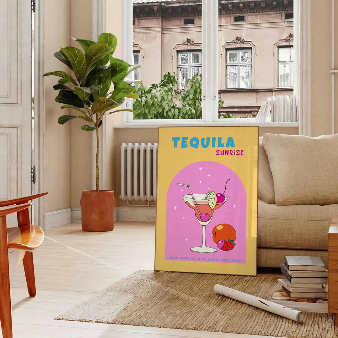 illustrazione di un cocktail Tequila Sunrise con sfumature di arancione e giallo - in un soggiorno parigino con divano e un ficus