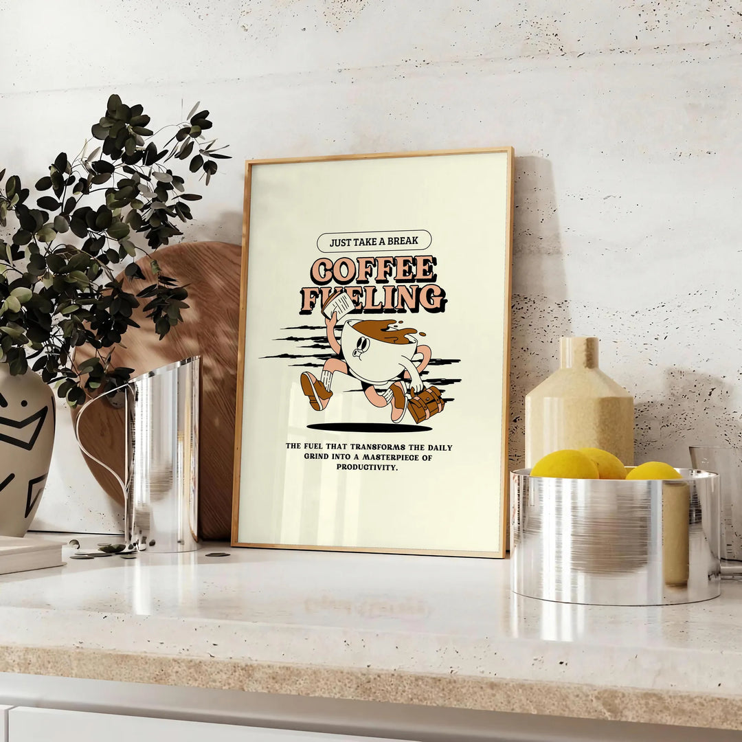 Ein mutiger Küchenprint mit einer Kaffeetasse in grünen und schwarzen Farben - auf einer Arbeitsplatte mit Eukalyptus und einer Schale Zitronen