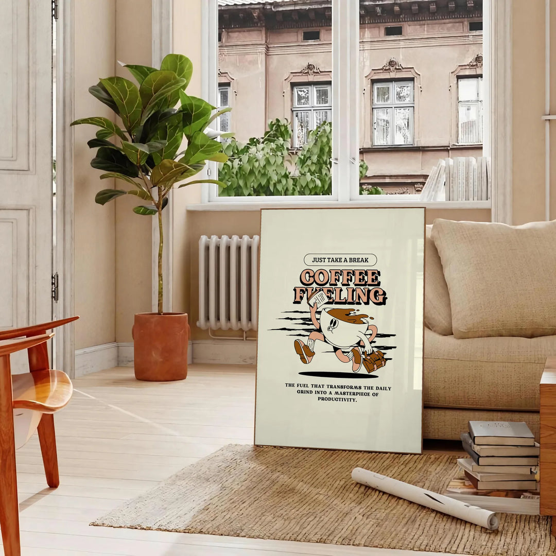 Ein mutiger Küchenprint mit einer Kaffeetasse in grünen und schwarzen Farben - in einem Pariser Wohnzimmer mit Sofa und einer Geigenfeige