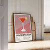 Cocktail cosmopolita in un bicchiere su uno sfondo cosmico - appoggiato su un pavimento a spina di pesce contro una parete a pannelli