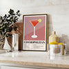 Cocktail cosmopolita in un bicchiere su uno sfondo cosmico - su un piano con eucalipto e una ciotola di limoni