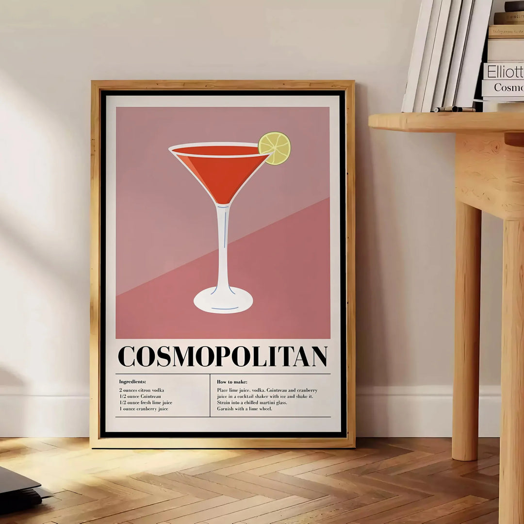Cocktail cosmopolita in un bicchiere su uno sfondo cosmico - accanto a un tavolino rotondo in legno con libri