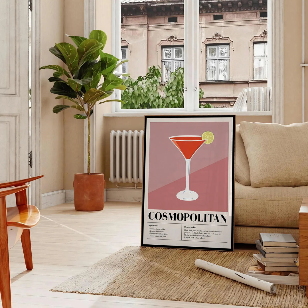 Cocktail cosmopolita in un bicchiere su uno sfondo cosmico - in un soggiorno parigino con divano e un ficus