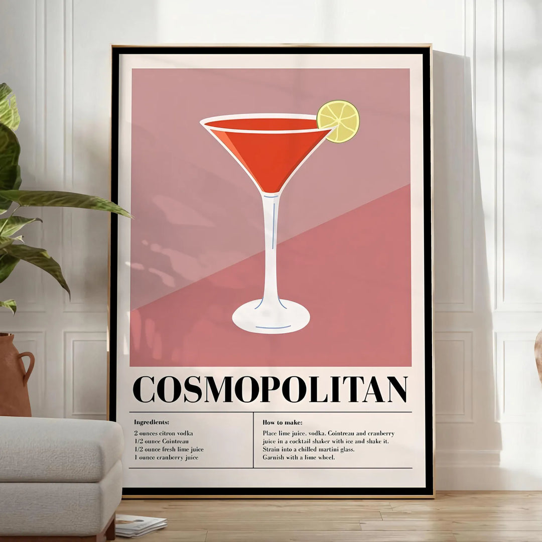 Cocktail cosmopolita in un bicchiere su uno sfondo cosmico - in una stanza luminosa e minimalista con pianta e poltrona