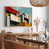 Kubistische Kunst mit kräftigen schwarzen und orangefarbenen geometrischen Formen - in einem Pariser Wohnzimmer mit Sofa und einer Geigenfeige