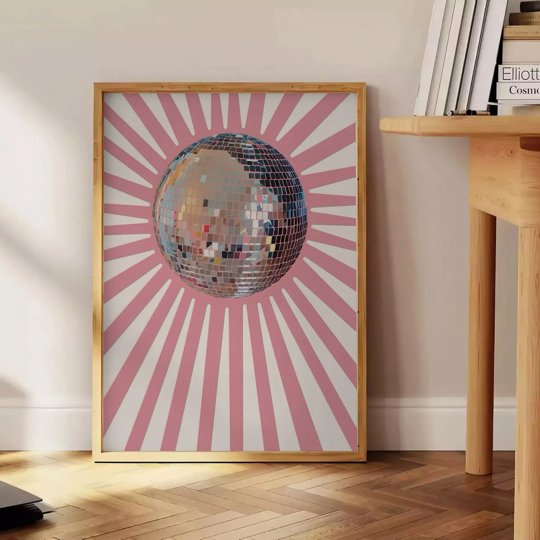 Gráfico abstrato de disco com cores roxas e pretas - ao lado de uma mesa de apoio redonda em madeira com livros