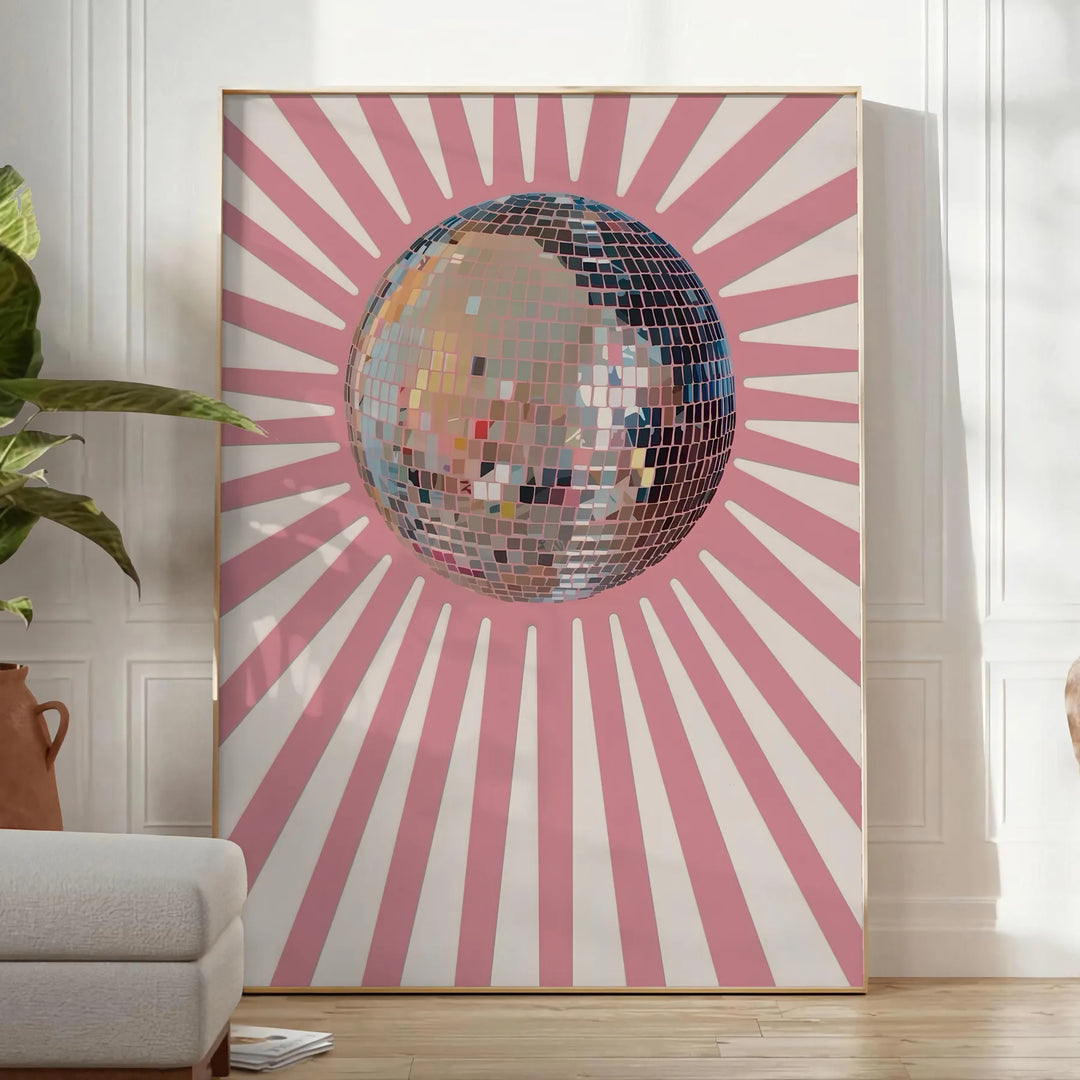 Gráfico abstrato de disco com cores roxas e pretas - num quarto luminoso e minimalista com planta e poltrona