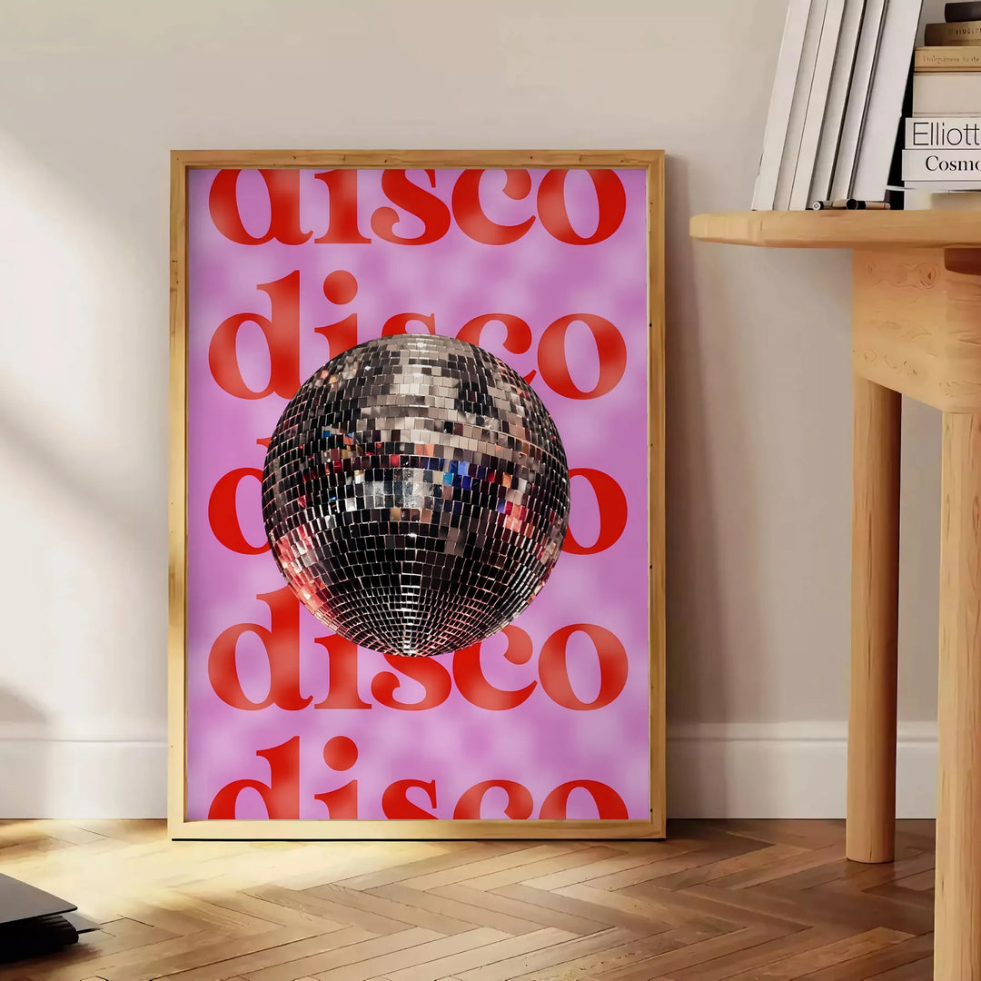 Arte abstrata temática de disco com ricos tons de preto e marrom - ao lado de uma mesa de apoio redonda em madeira com livros