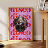 Arte abstrata temática de disco com ricos tons de preto e marrom - ao lado de uma mesa de apoio redonda em madeira com livros