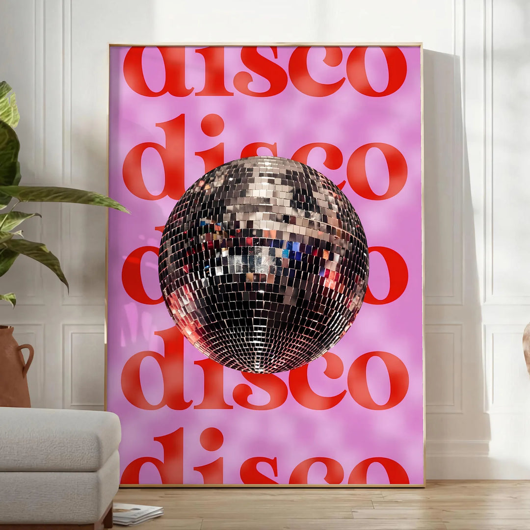 Arte abstrata temática de disco com ricos tons de preto e marrom - num quarto luminoso e minimalista com planta e poltrona