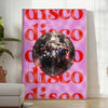 Arte abstrata temática de disco com ricos tons de preto e marrom - num quarto luminoso e minimalista com planta e poltrona
