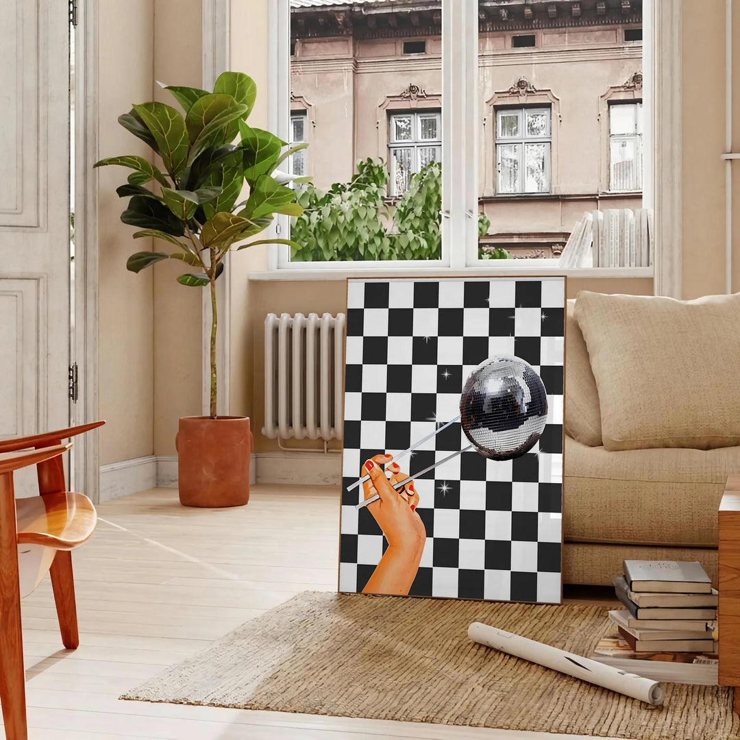 Design retro de azulejos disco com cores pretas e marrons - numa sala parisiense com sofá e um ficus