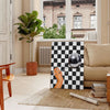 Design retro de azulejos disco com cores pretas e marrons - numa sala parisiense com sofá e um ficus