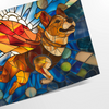 Eine verspielte Hundillustration in Grün- und Blautönen - als gerollter Druck, ohne Rahmen