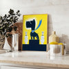 Affiche captivante scène un chien héros teintes noir bleu parfait passionnés animaux art mural disponible A4 cm A0 - sur un plan de travail avec eucalyptus et coupe de citrons