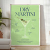 Un cocktail dry martini in un bicchiere con tonalità verdi e blu - in una stanza luminosa e minimalista con pianta e poltrona
