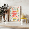 Poster da cucina con tipografia giocosa in tonalità grigie e verdi - su un piano con eucalipto e una ciotola di limoni
