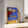 Poster di viaggio che rappresenta l'Egitto con tonalità blu e grigie - appoggiato su un pavimento a spina di pesce contro una parete a pannelli