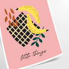 Illustrazioni di frutta colorata su sfondo nero con accenti gialli