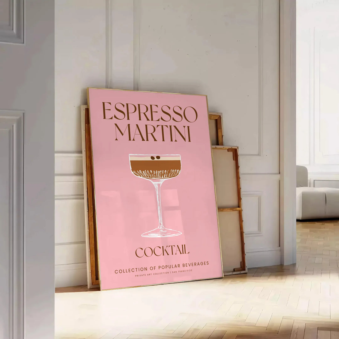 Eine stilisierte Illustration eines Espresso Martini in einem Glas, mit satten braunen und grünen Tönen - an eine weiße Paneelwand gelehnt auf Fischgrätparkett