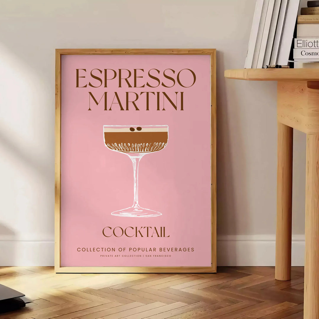 Eine stilisierte Illustration eines Espresso Martini in einem Glas, mit satten braunen und grünen Tönen - neben einem runden Beistelltisch aus Holz mit Büchern