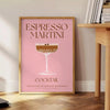Eine stilisierte Illustration eines Espresso Martini in einem Glas, mit satten braunen und grünen Tönen - neben einem runden Beistelltisch aus Holz mit Büchern