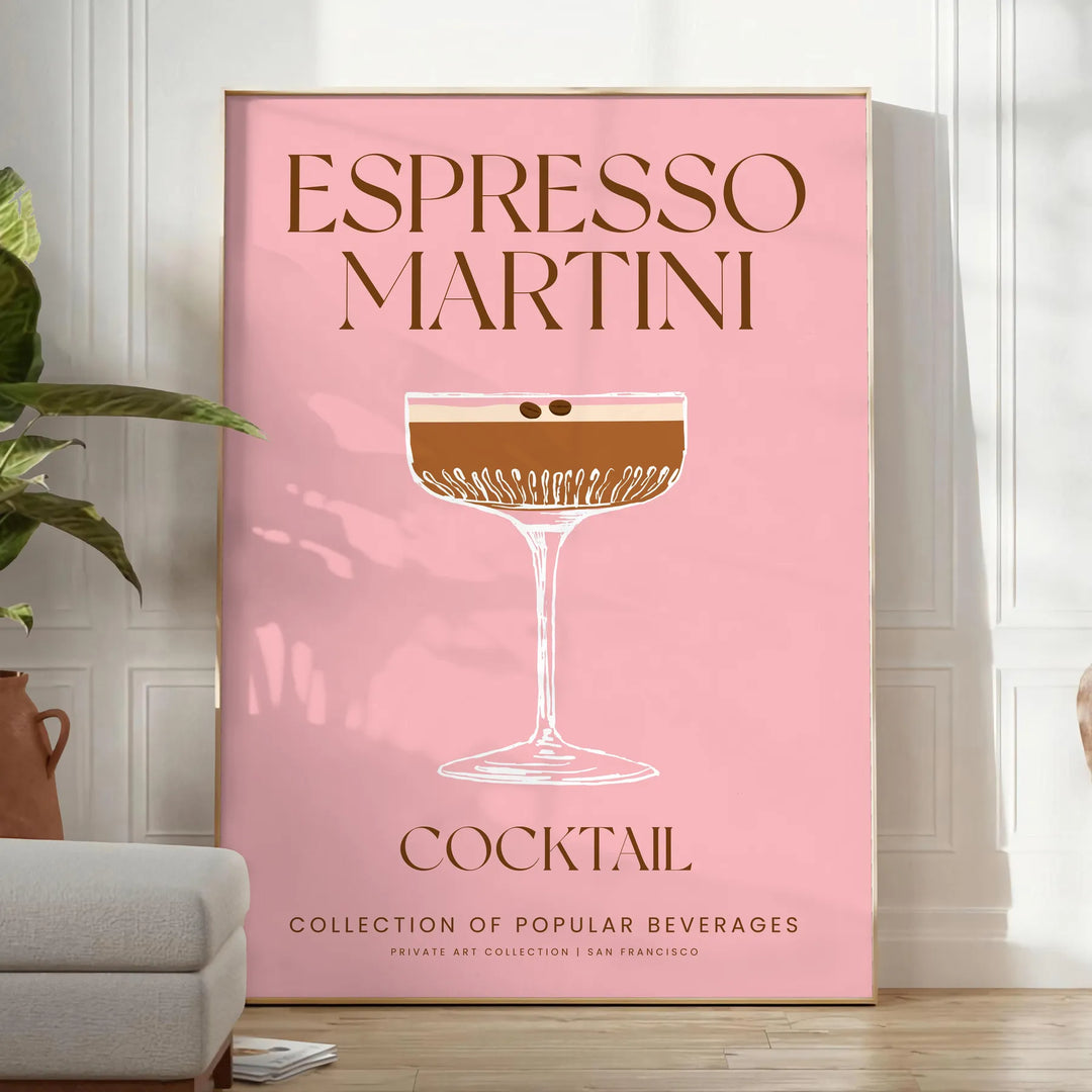 Eine stilisierte Illustration eines Espresso Martini in einem Glas, mit satten braunen und grünen Tönen - in einem hellen minimalistischen Raum mit Pflanze und Sessel