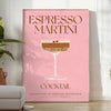 Eine stilisierte Illustration eines Espresso Martini in einem Glas, mit satten braunen und grünen Tönen - in einem hellen minimalistischen Raum mit Pflanze und Sessel
