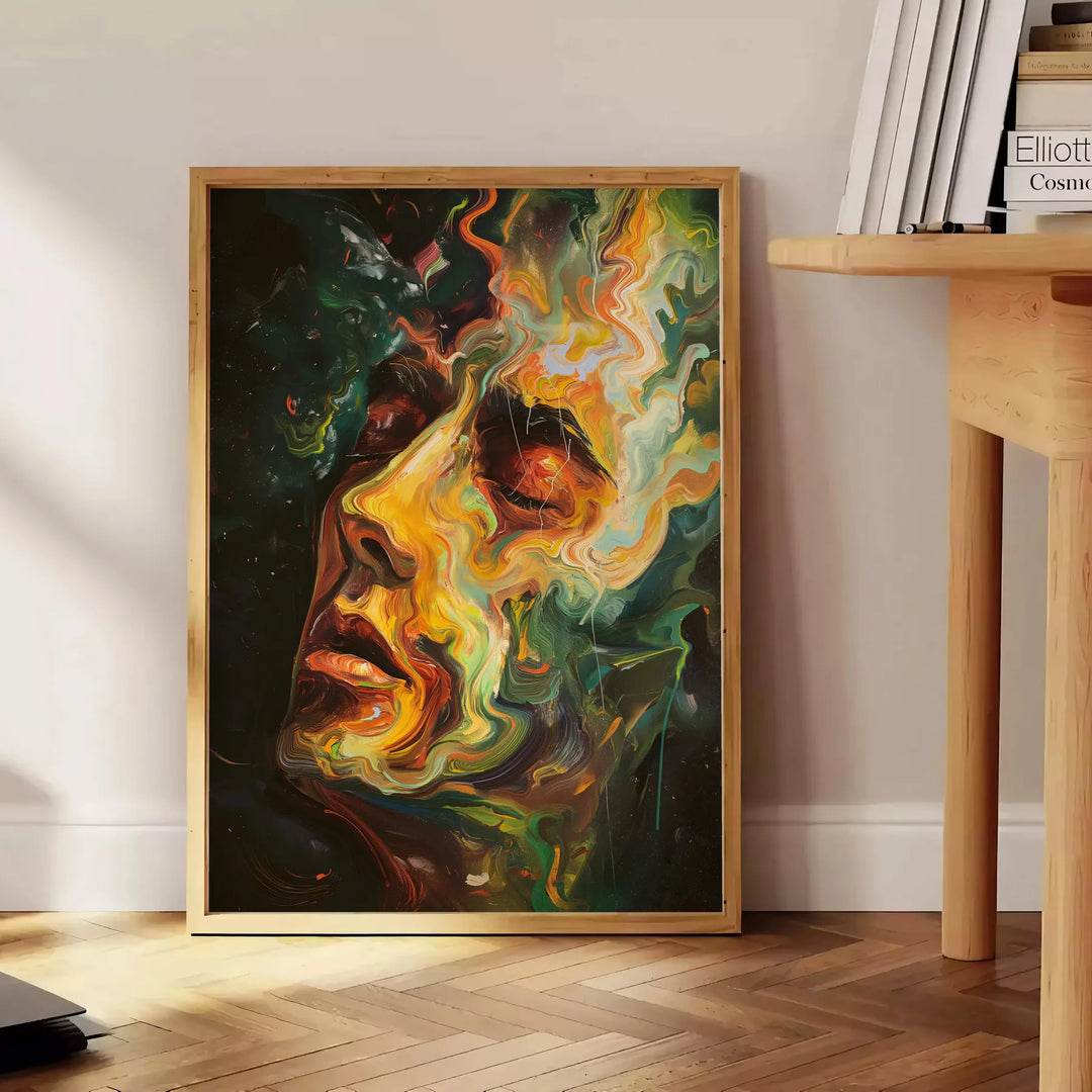 Composizione astratta con forme e texture verdi e gialle - accanto a un tavolino rotondo in legno con libri