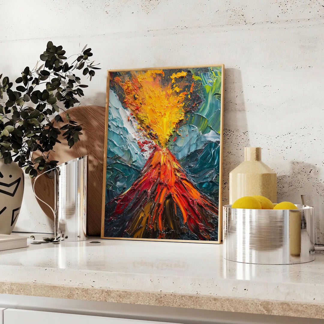 Abstrakte expressionistische Komposition mit dynamischen grünen und orangefarbenen Tönen - auf einer Arbeitsplatte mit Eukalyptus und einer Schale Zitronen