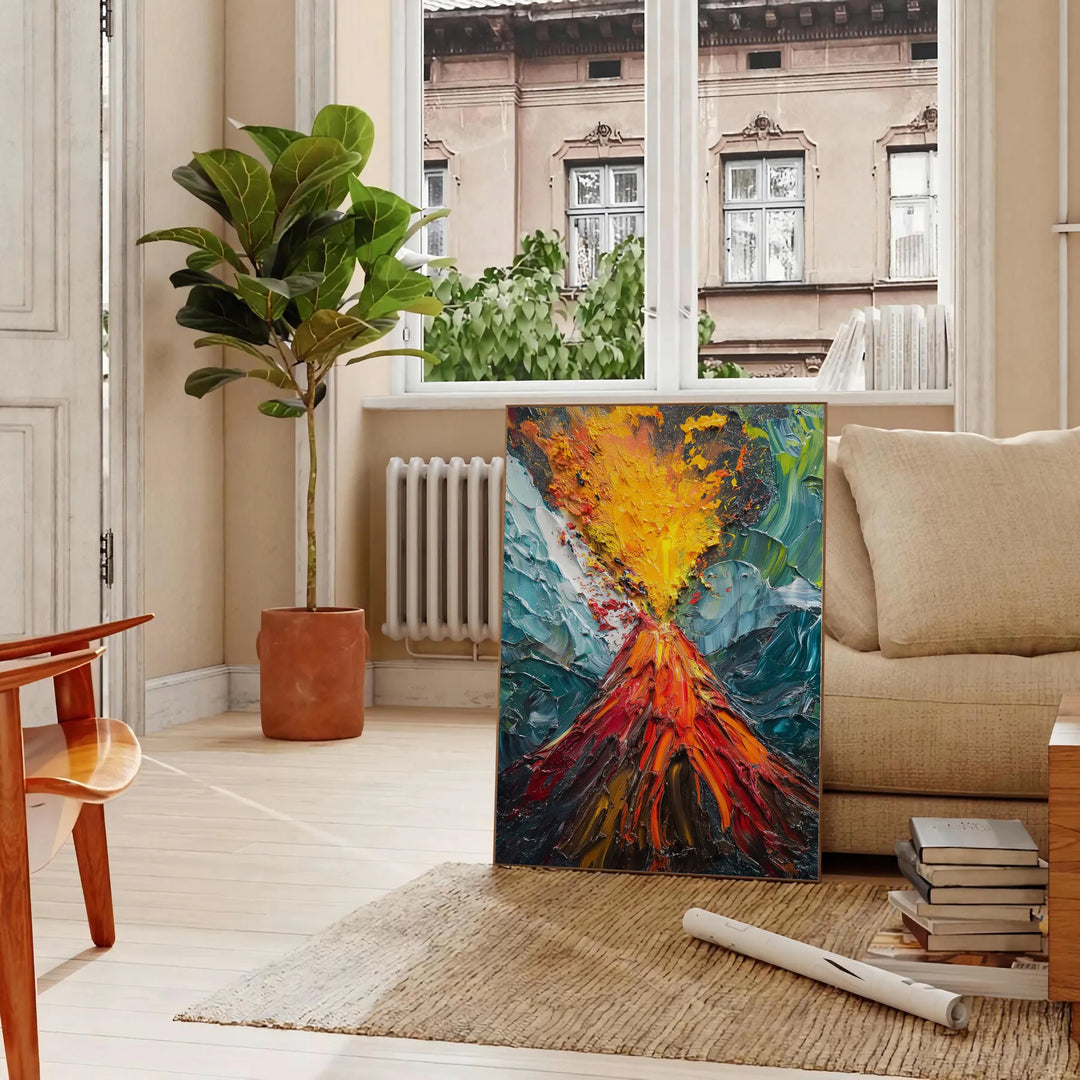Abstrakte expressionistische Komposition mit dynamischen grünen und orangefarbenen Tönen - in einem Pariser Wohnzimmer mit Sofa und einer Geigenfeige