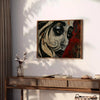 Abstrakte expressionistische Kunst mit kräftigen Schwarz- und Grüntönen - auf einer Arbeitsplatte mit Eukalyptus und einer Schale Zitronen