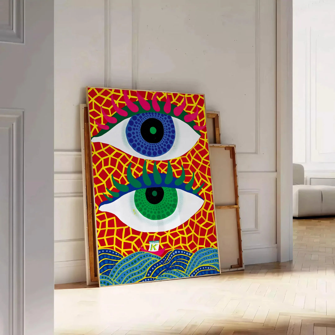 Occhi astratti in blu e arancione di Yayoi Kusama - appoggiato su un pavimento a spina di pesce contro una parete a pannelli