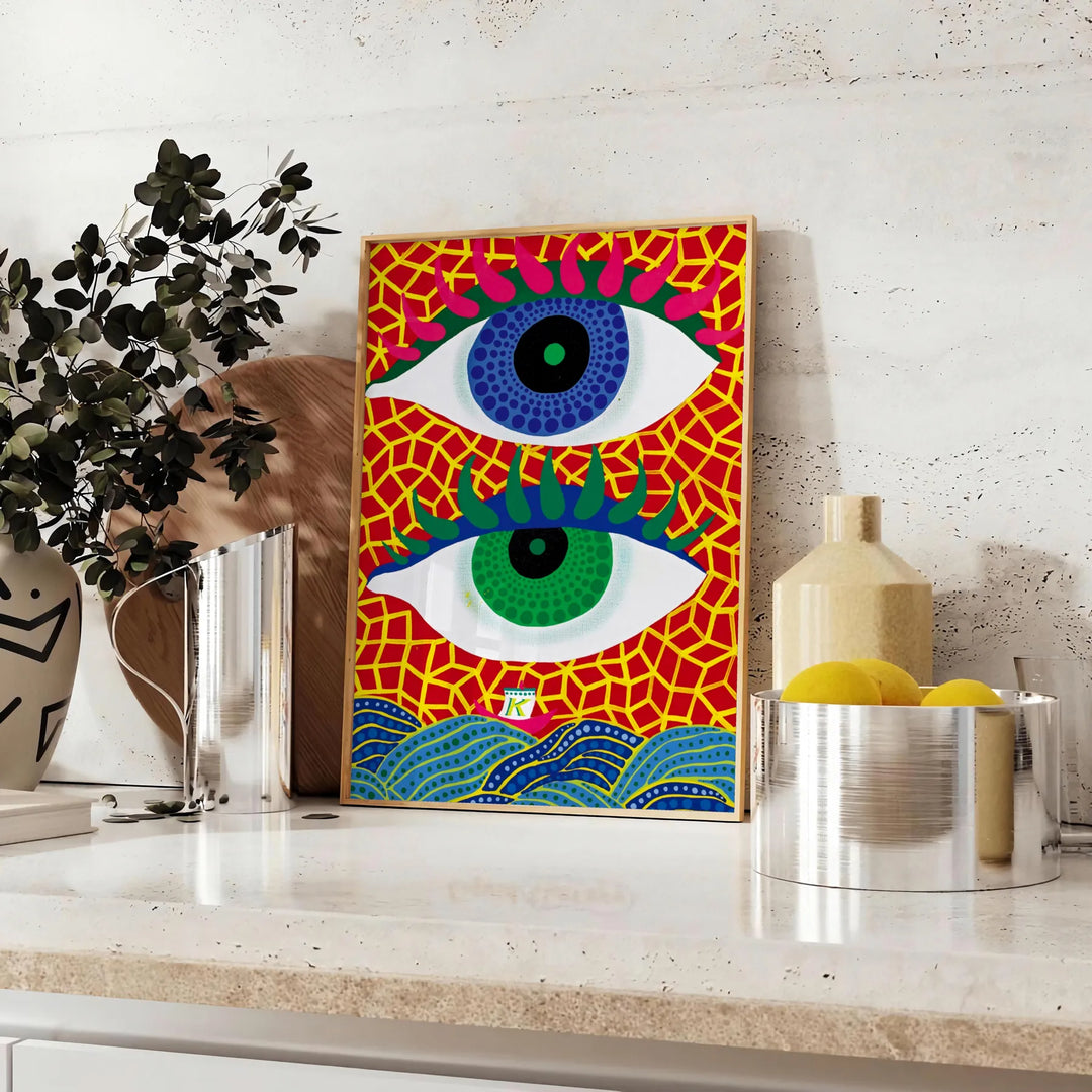 Occhi astratti in blu e arancione di Yayoi Kusama - su un piano con eucalipto e una ciotola di limoni