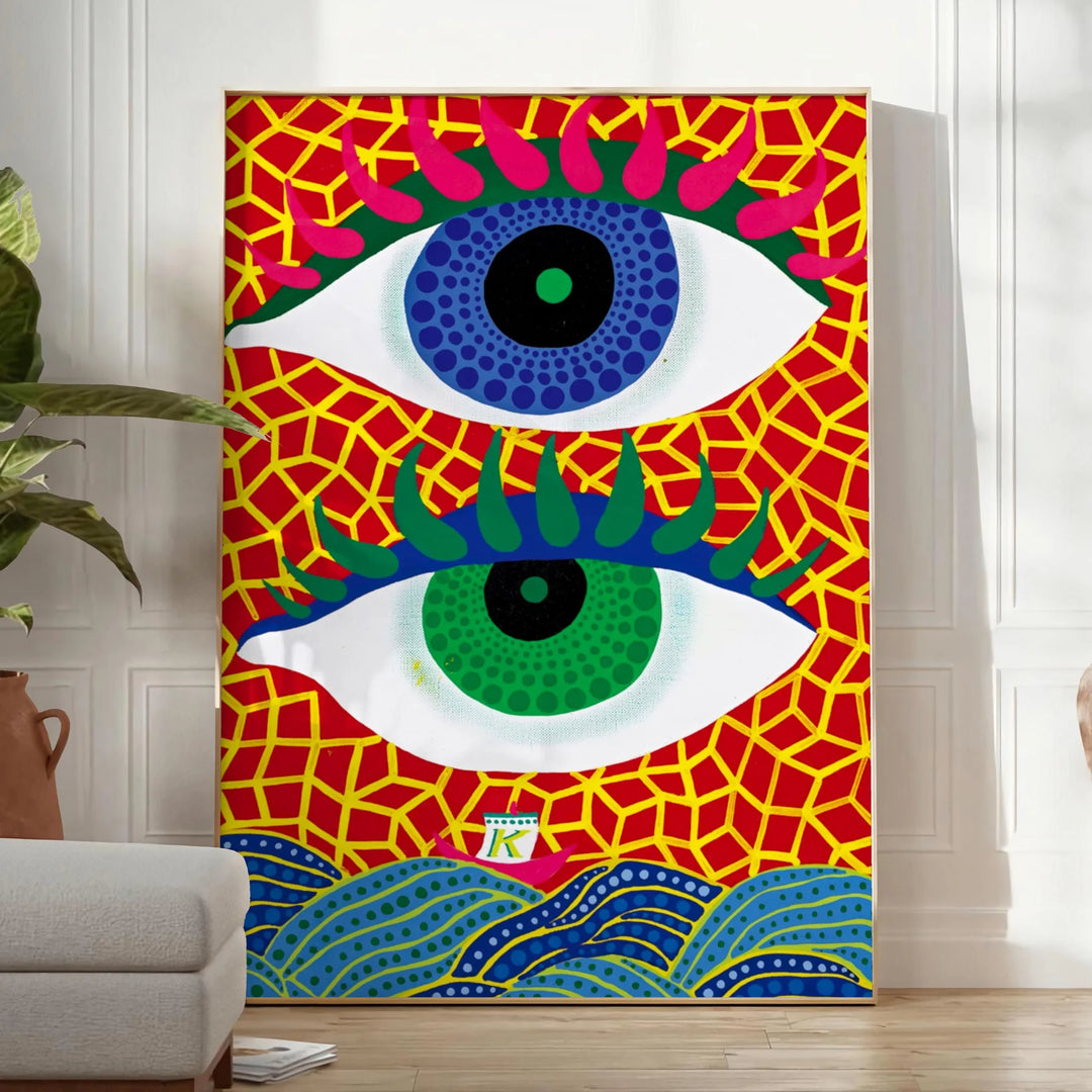 Occhi astratti in blu e arancione di Yayoi Kusama - in una stanza luminosa e minimalista con pianta e poltrona