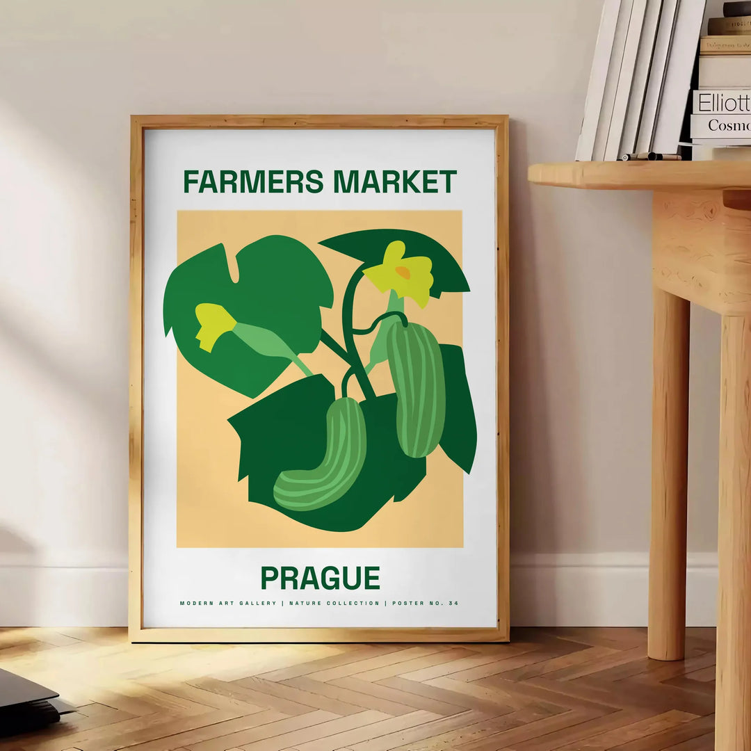 Ilustracja botaniczna z bujnymi zielonymi roślinami i pomarańczowymi akcentami - obok okrągłego drewnianego stolika z książkami