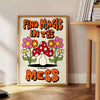 Affiche vibrante Magie Désordre nuances jaune orange une touche groovy intérieur cadeau cadre unique - à côté d'une table d'appoint ronde en bois avec des livres